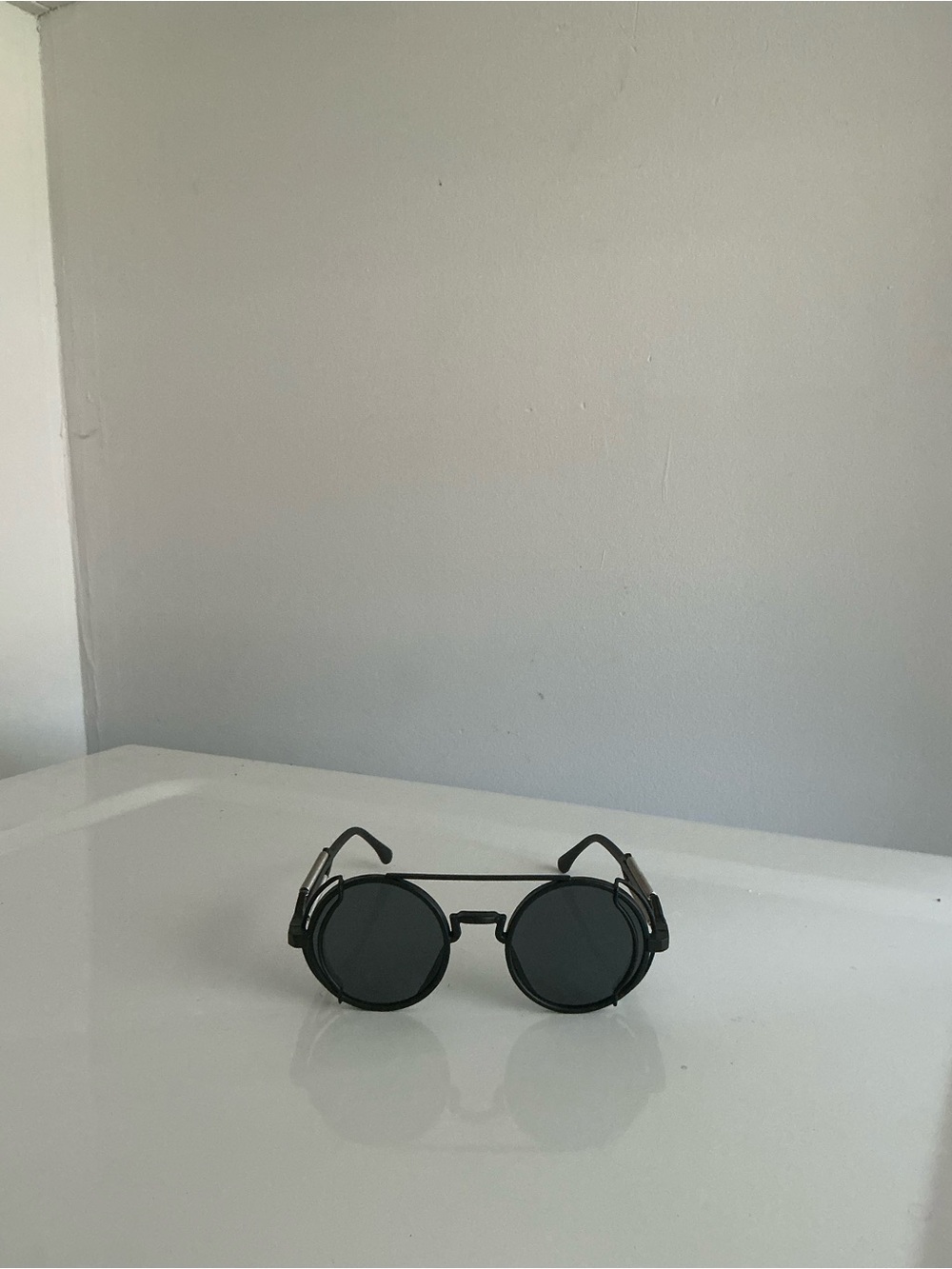 Round Black Unisex Sunglasses with Vintage Metal Frame